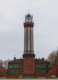 121898
