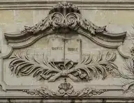 137083