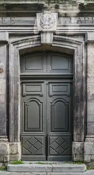 15831