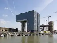 168979