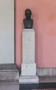 253086