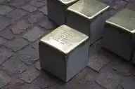 280820