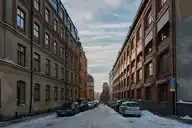 284025
