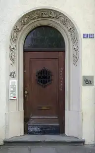 295443