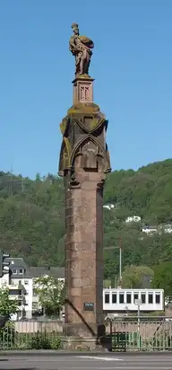 295686