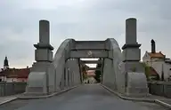 298586