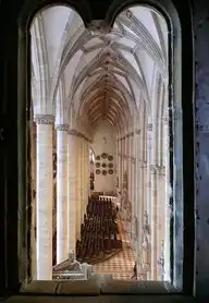 298900