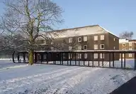 299500