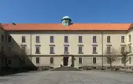 303256