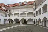 305571
