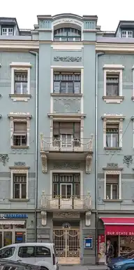 305749
