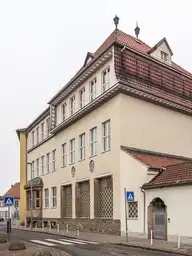 318370
