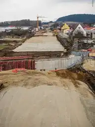 320572