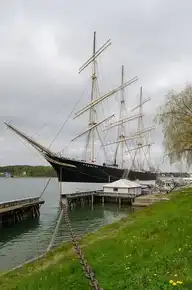 322562