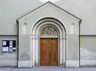 56907
